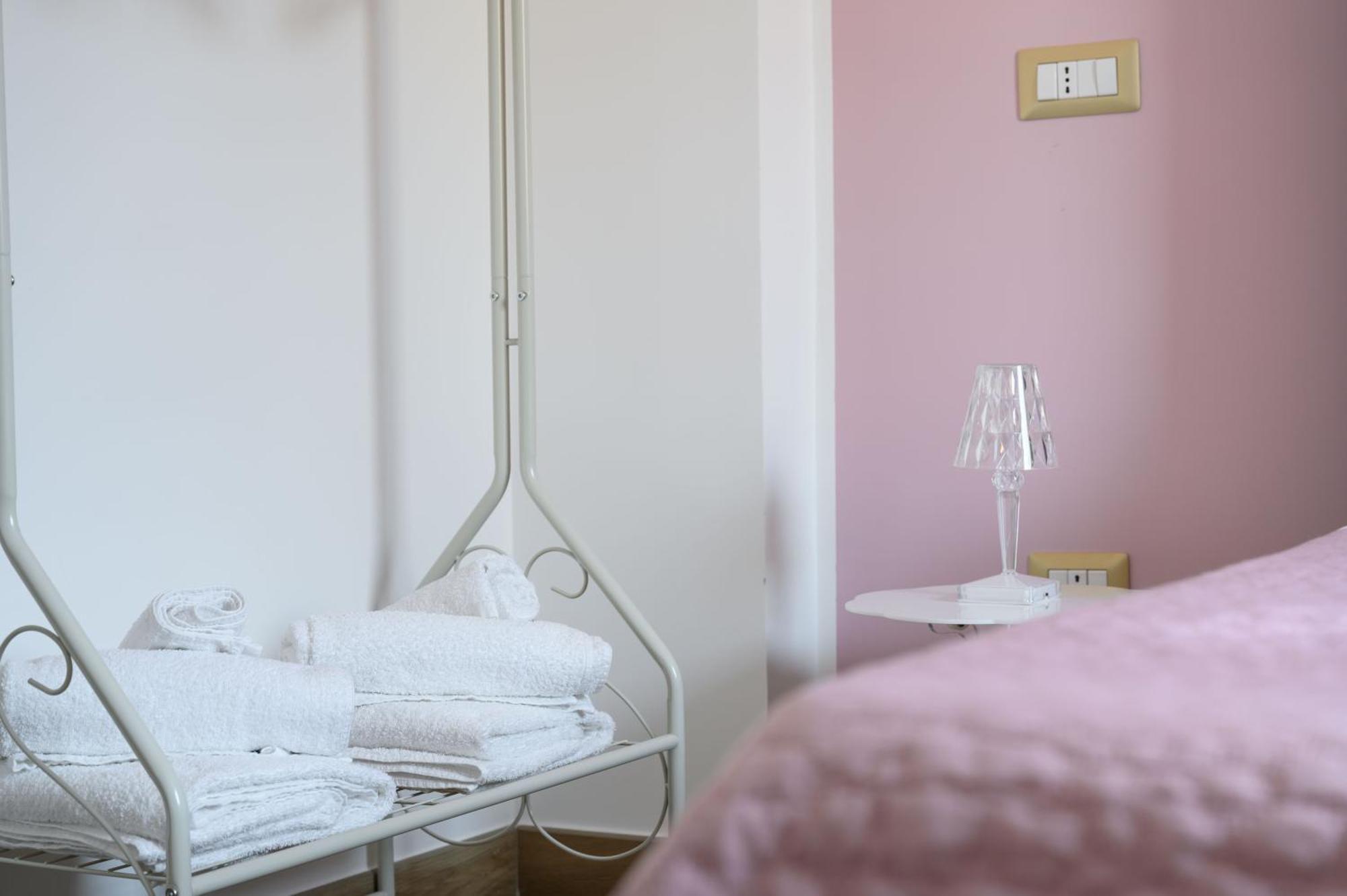 Casa Vacanze Maddalena - Palazzetto Sul Lago - Diamante Rosa مارتا المظهر الخارجي الصورة